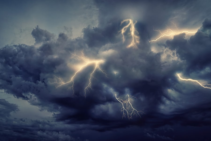 Petir menyambar langit malam sebagai metafora rebate berjalan