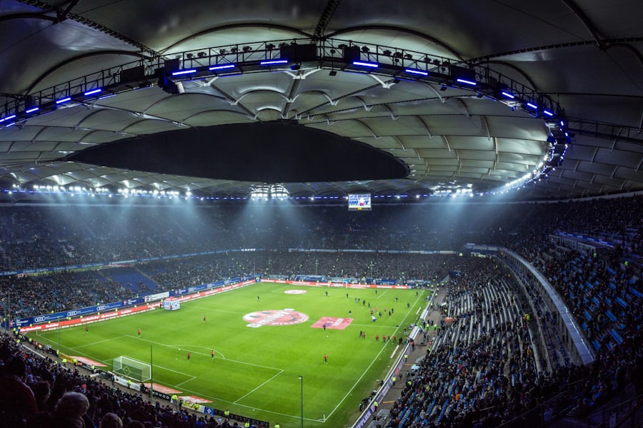Bola sepak menggelinding di lapangan saat pertandingan