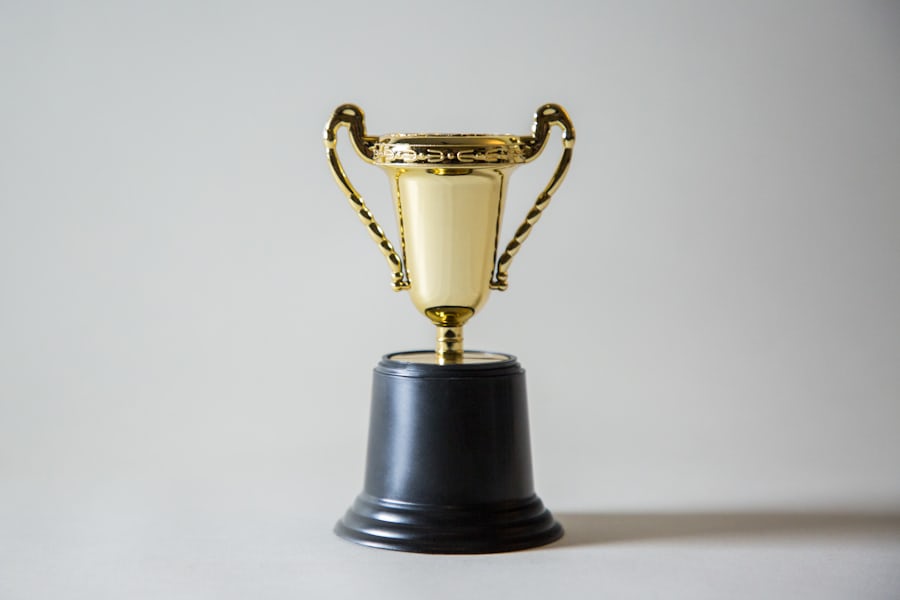 Piala emas di atas latar gelap